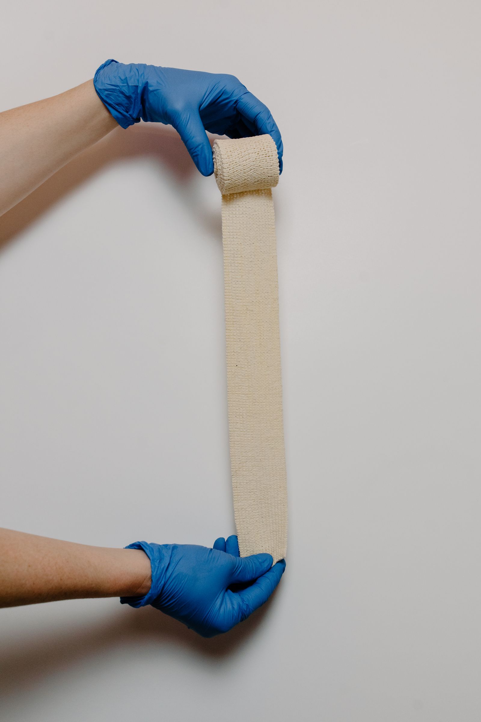 Material de penso em ambiente clínico, luvas esterilizadas